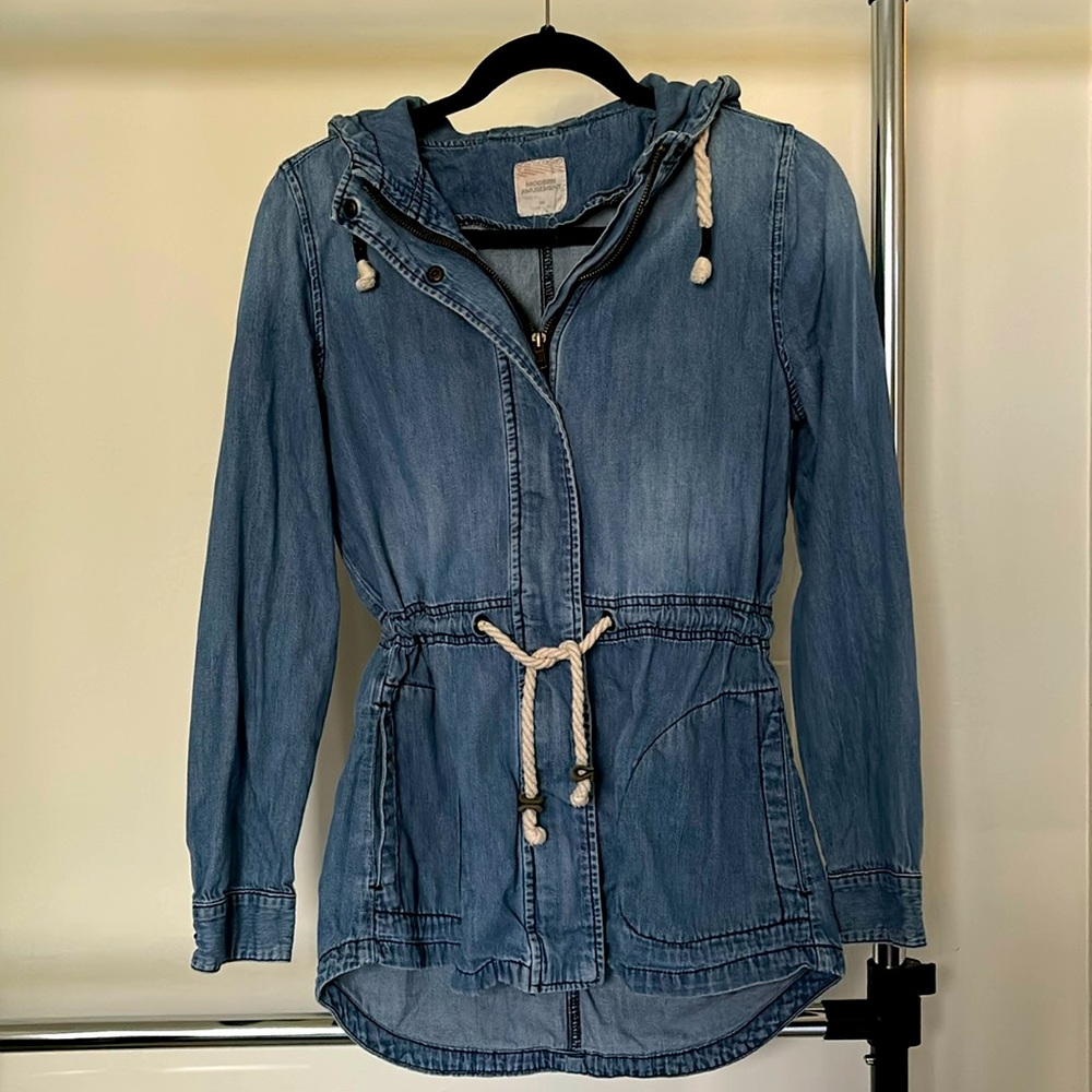 Stylish Denim Jacket with Drawstrings & Hood